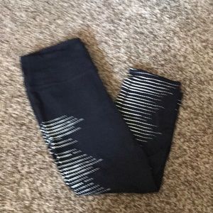 Fun Athleta capris!! Size medium. 🖤🖤🖤